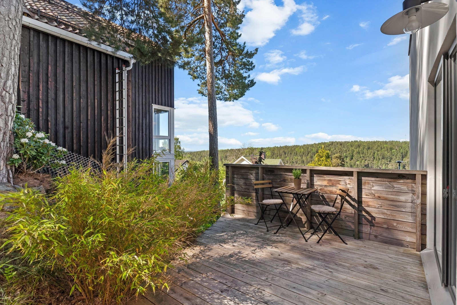 God plass til sittegruppe og spisebord, her kan formiddags solen nytes! Galleribilde