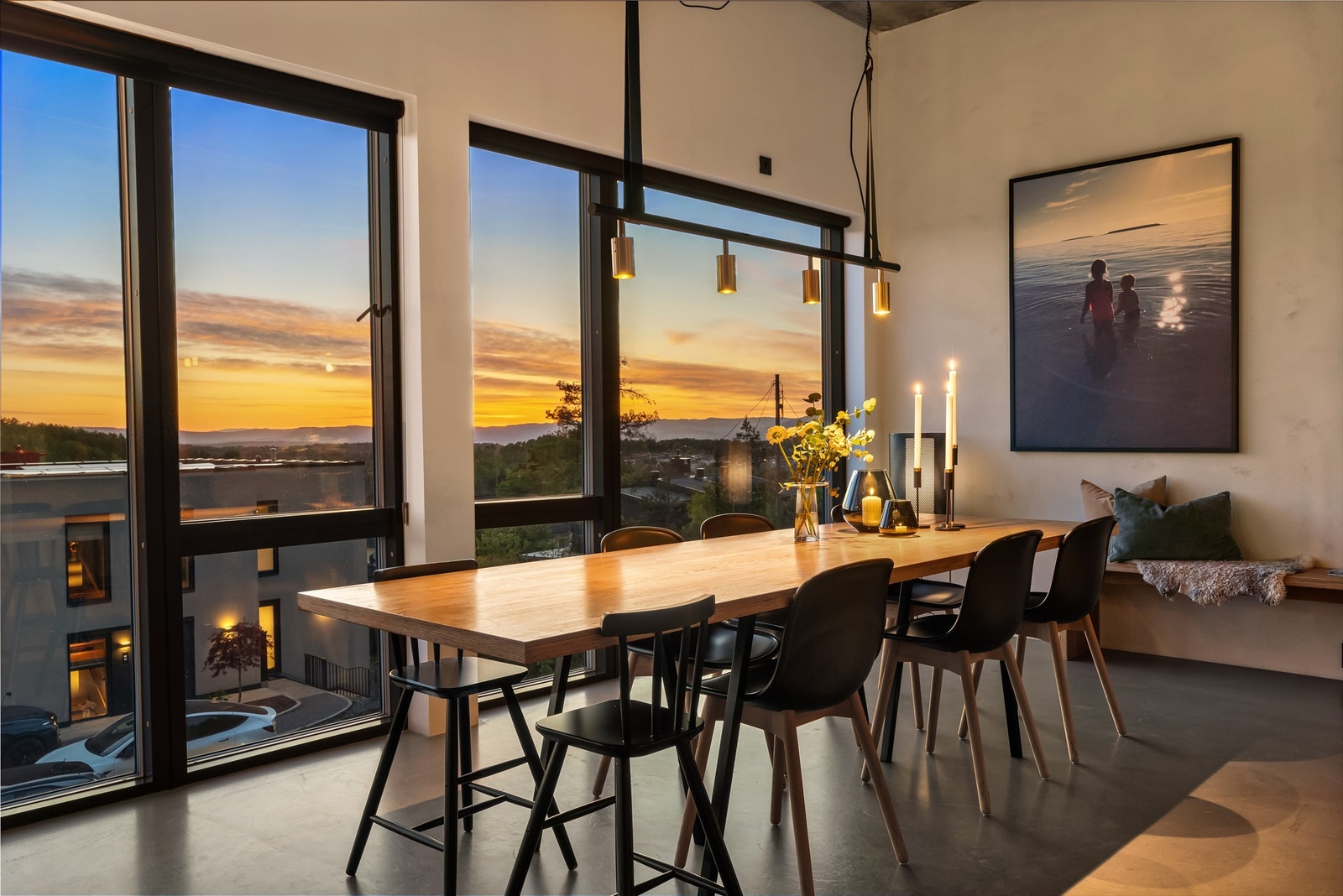 Her får du god plass til stor spisegruppe til hele familien med flott utsyn Galleribilde