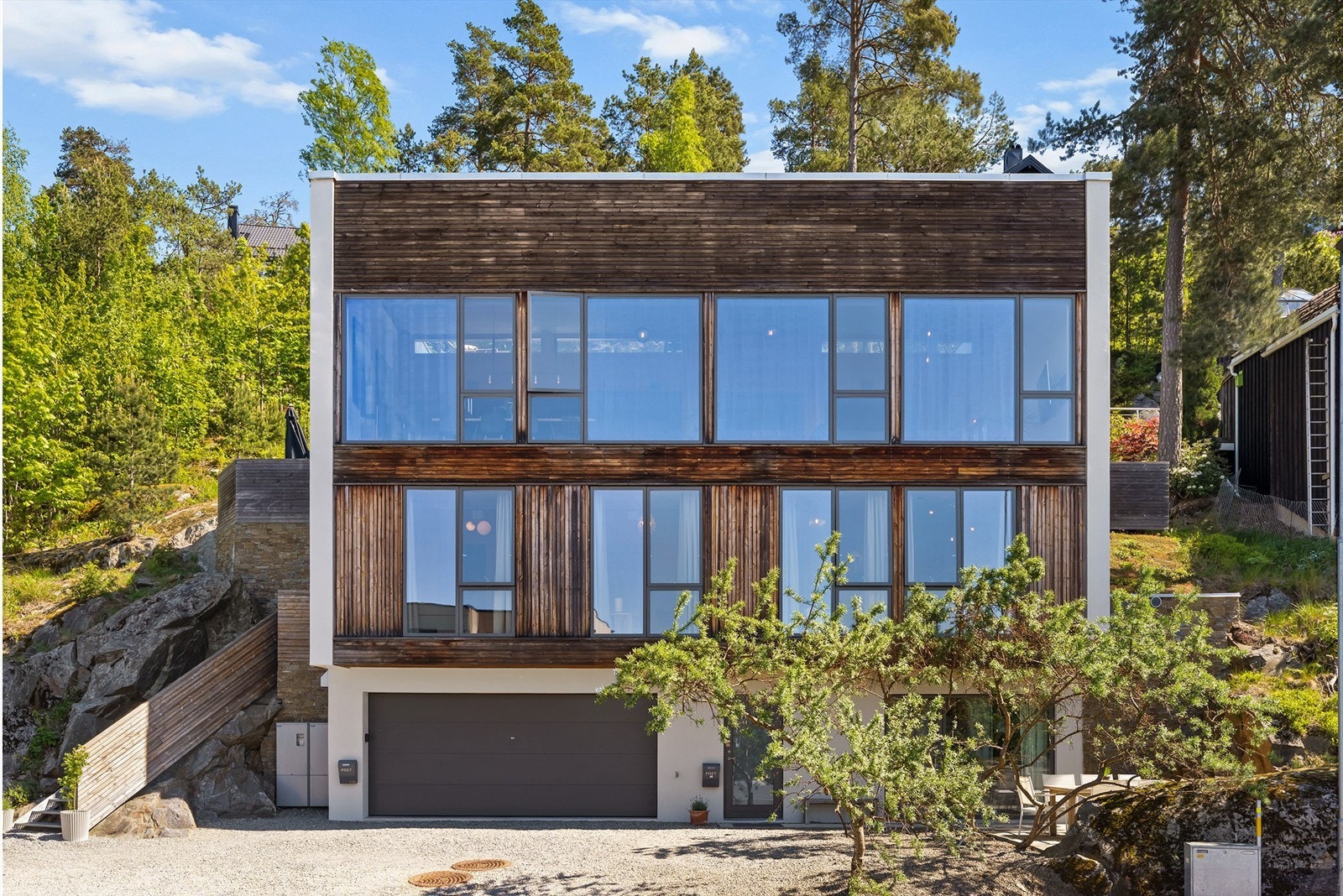 Velkommen til Bekkeliveien 106 - Fantastisk utsikt og gode solforhold, nærhet til flere barnehager, skoler og idrettsanlegg, umiddelbar nærhet til tog og buss, moderne bolig med god planløsning, vennlig og inkluderende lokalmiljø Galleribilde