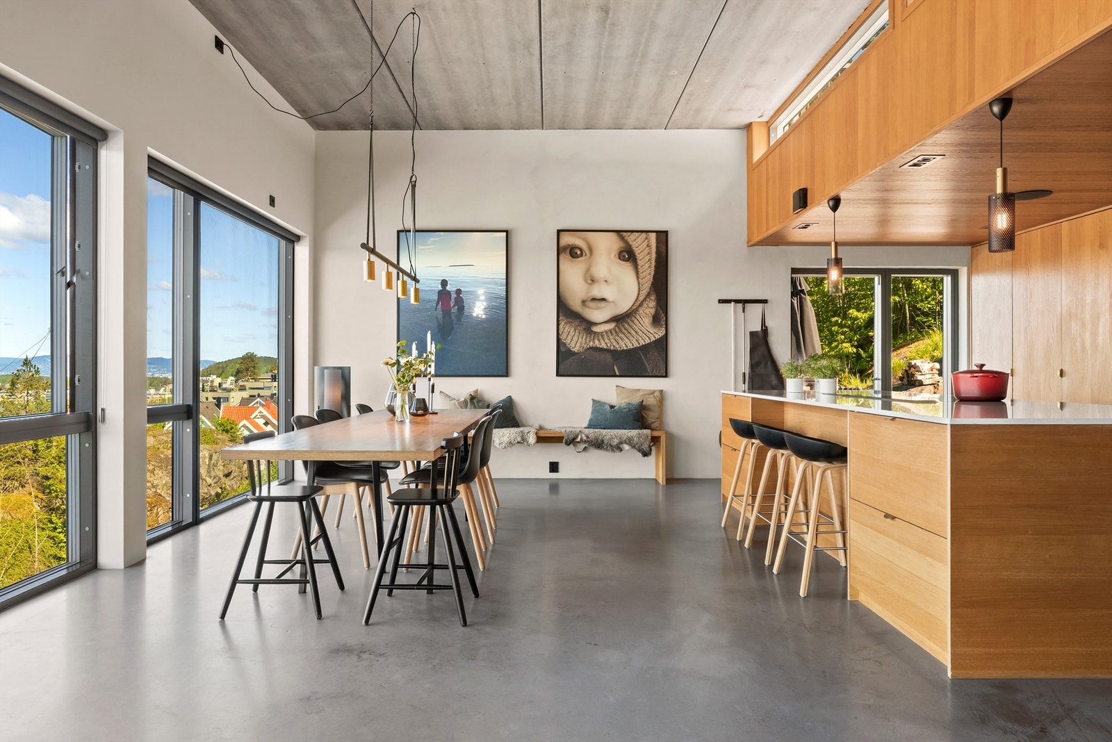 Gjennomgående for etasjen er Weber designgulv i betong med vannbåren gulvvarme, malt fiberpuss og eikfiner Galleribilde