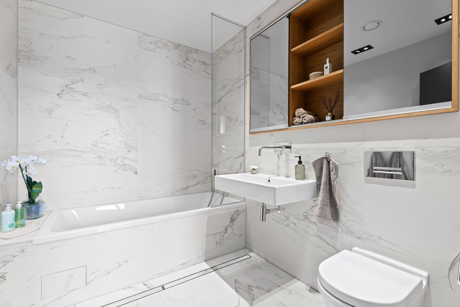 B A D ll - Begge baderommene har samme stil, store fotoprintet fliser, spesial bygget overskap med speildører og stikkontakt Galleribilde