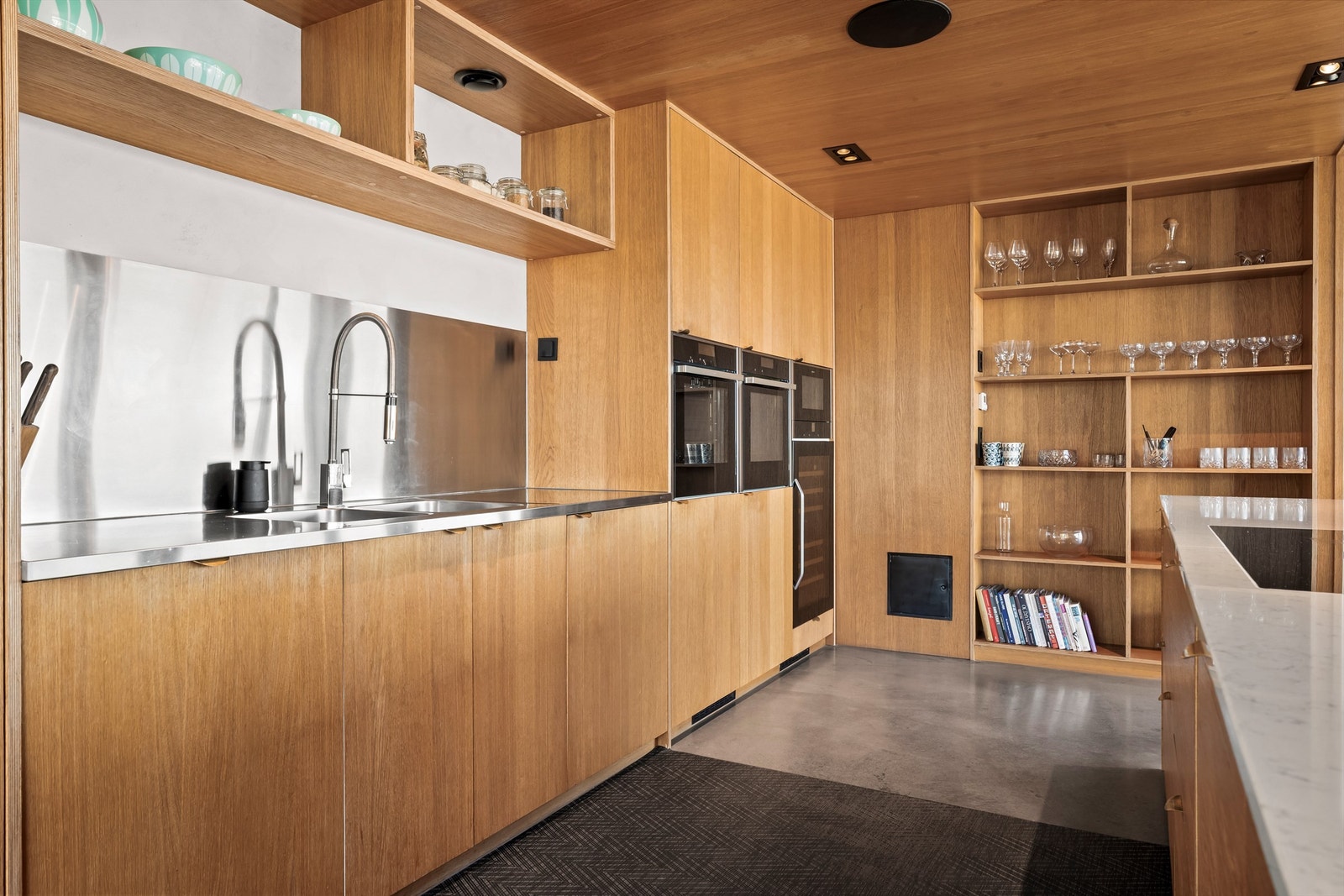 Det flotte kjøkkenet er et smykke i seg selv, de forskjellige naturtonene spiller godt mot hverandre, og skaper et helhetlig og lunt inntrykk Galleribilde