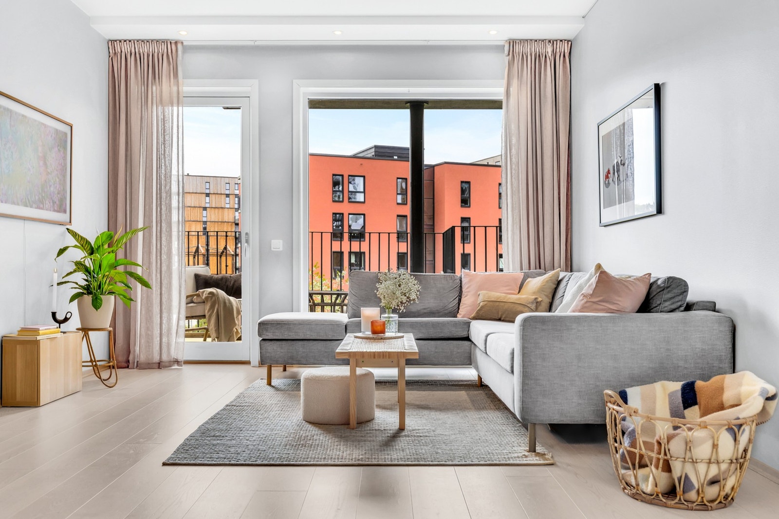 Leiligheten måler hele 70 kvm (BRA-i), og består av entré/gang, bad, stue, kjøkken, 2 soverom og en praktisk innvendig bod. Ekstern bod og parkeringsplass med el-bil lader i byggets felles kjeller. Galleribilde