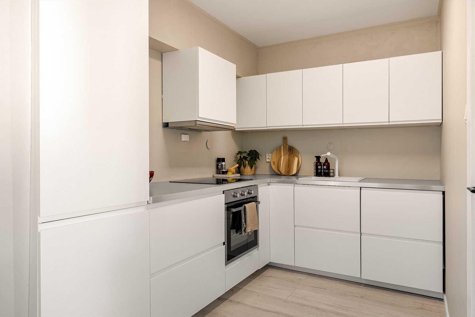 Kjøkkenet er utstyrt med integrert platetopp med induksjon, stekeovn, kjøleskap med frysedel og oppvaskmaskin. Galleribilde