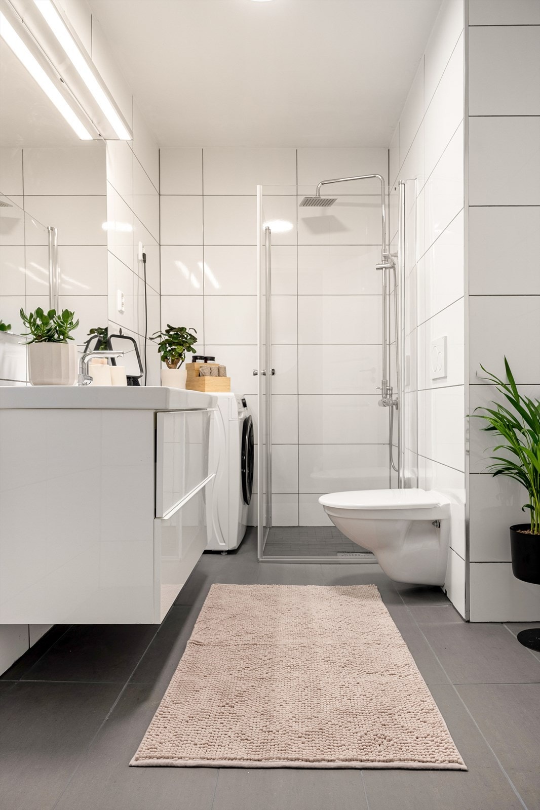 Det er innredet med foldedører i dusj, veggtoalett og baderomsinnredning med heldekkende servant samt belyst speil. Opplegg for vaskemaskin og tørketrommel. Galleribilde