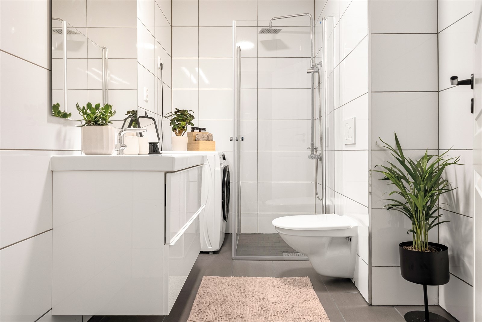 Flott bad med fliser på gulv og vegger. Galleribilde