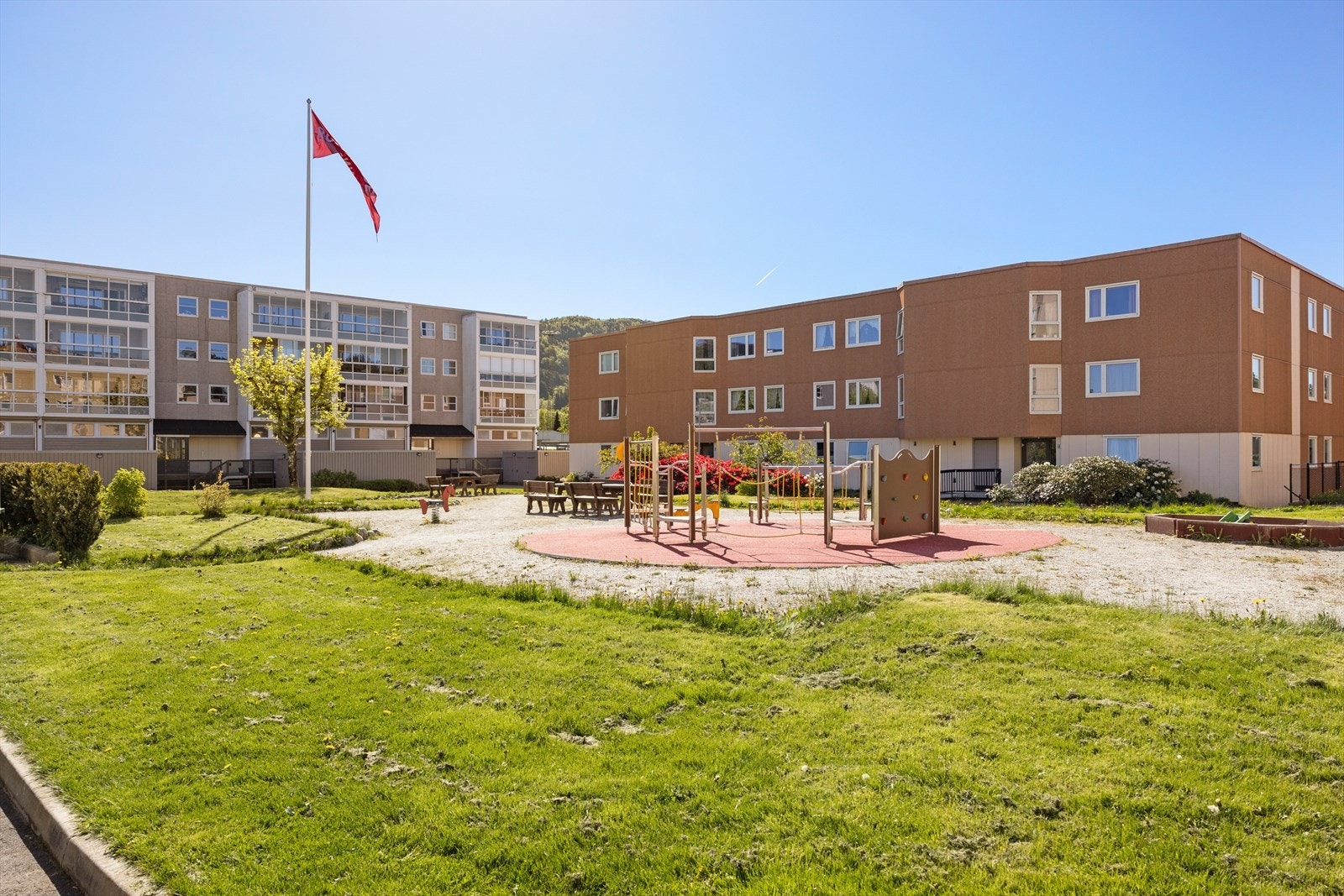 Boligen ligger tilbaketrukket fra hovedveiene, samtidig som den ligger rett ved Åsane Storsenter med et bredt tilbud. Galleribilde