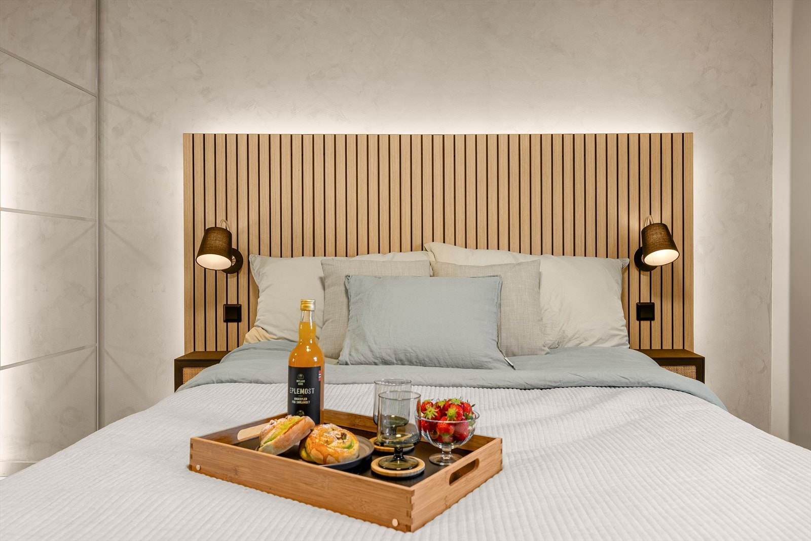 Soverommet har et generøst areal, med plass til innredning av dobbeltseng, garderobe og annet ønskelig soveromsmøblement. Galleribilde