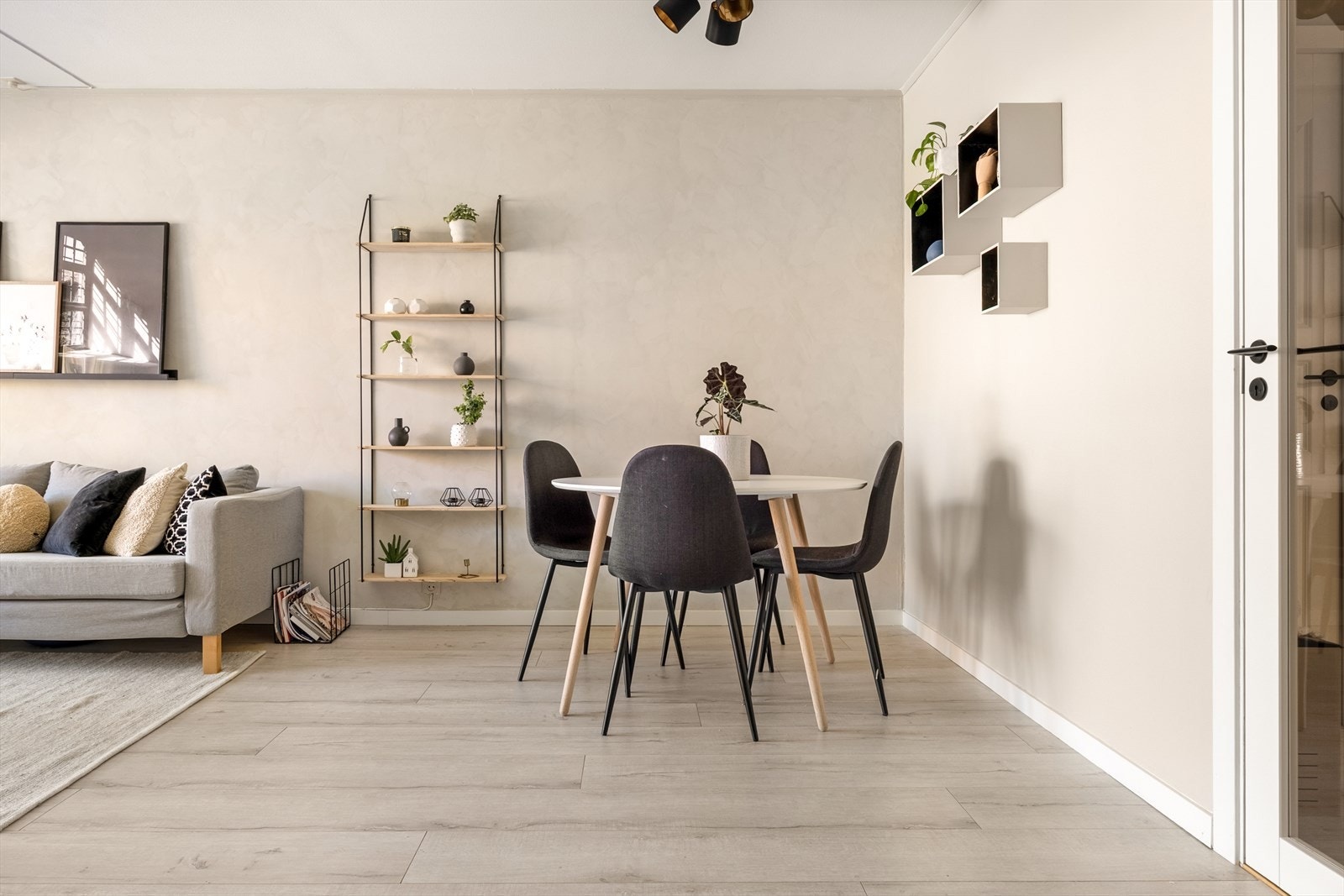 Leiligheten har god planløsning, innglasset balkong og nærhet til både kjøpesenter, kollektivtransport og turområder. Galleribilde