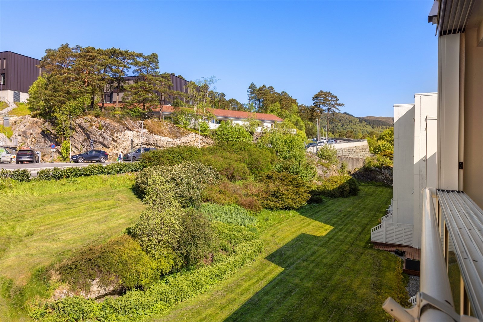 Her bor man med kort vei til både dagligvarebutikker, kollektivtransport og øvrige servicetilbud. Galleribilde