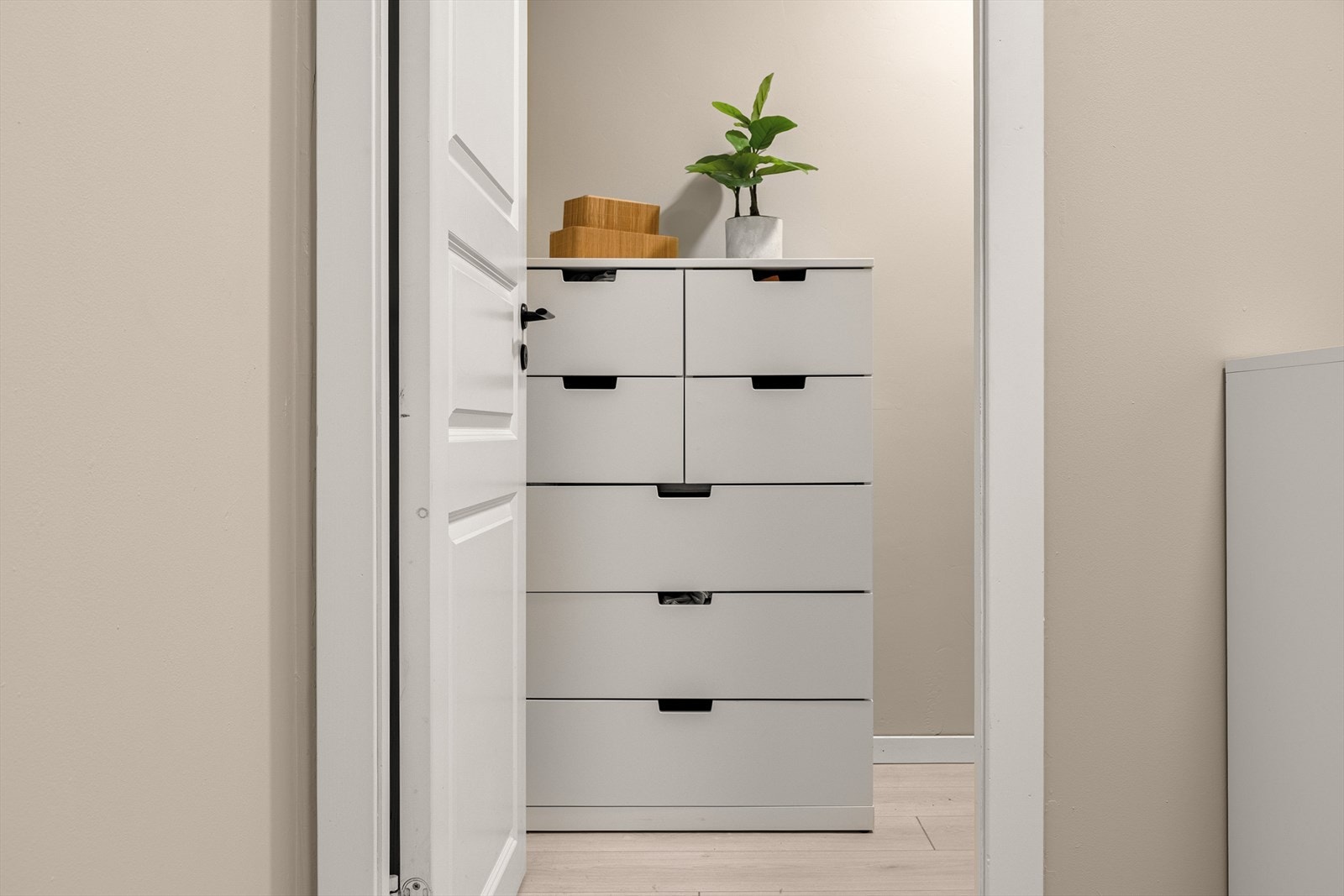 Fra entré er det tilkomst til bod på 3,3 m². Galleribilde