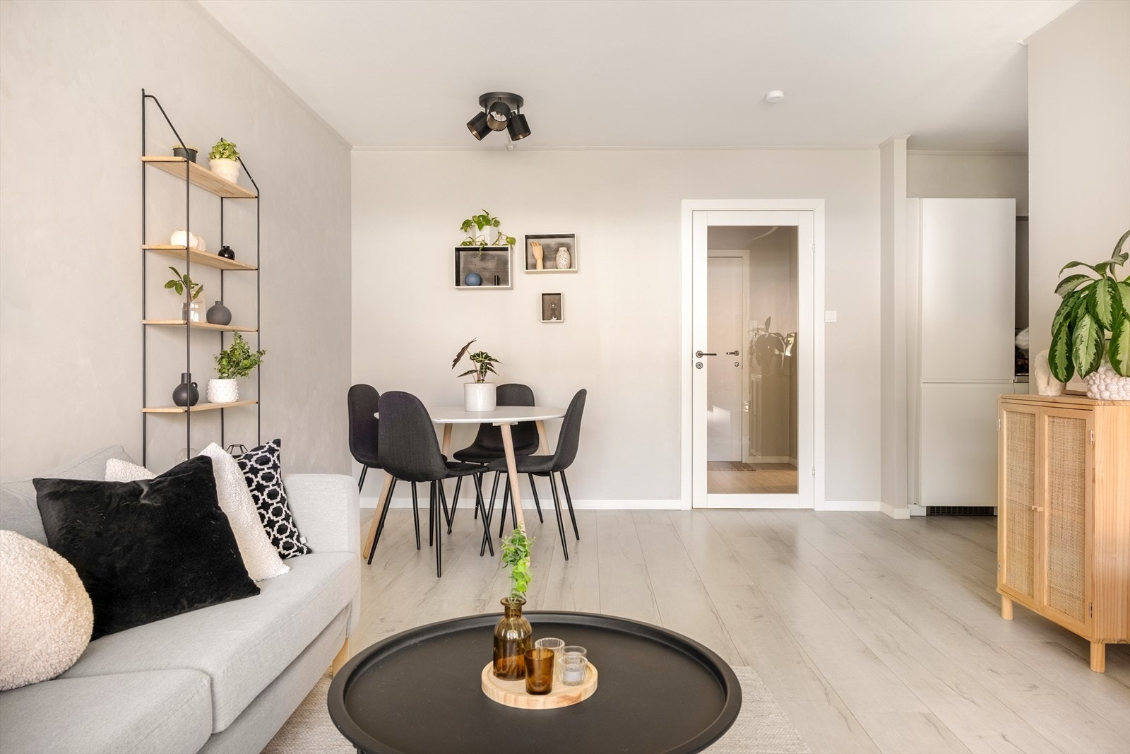 Leiligheten har en åpen løsning mellom stue og kjøkken, med et areal på 27,2 m². Galleribilde