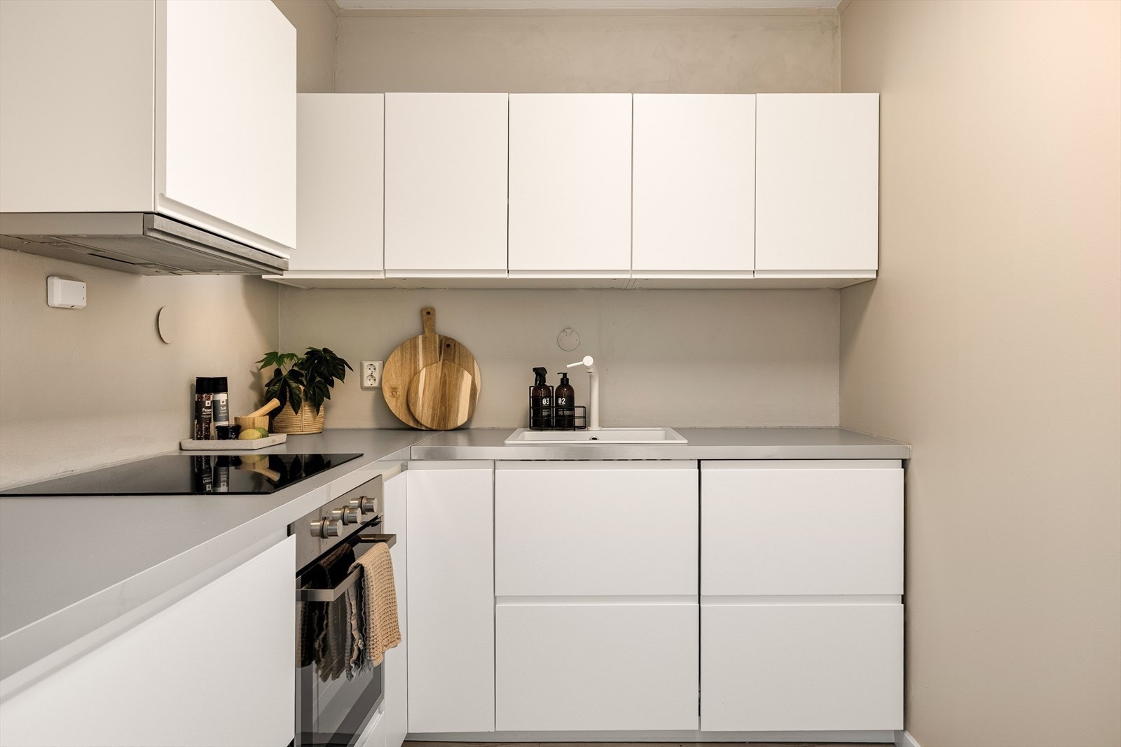 Det er gjort noen oppgraderinger i 2018, herunder lagt opp til ny oppvaskmaskin, ny vask/ blandebatteri mm, watersafe. Galleribilde