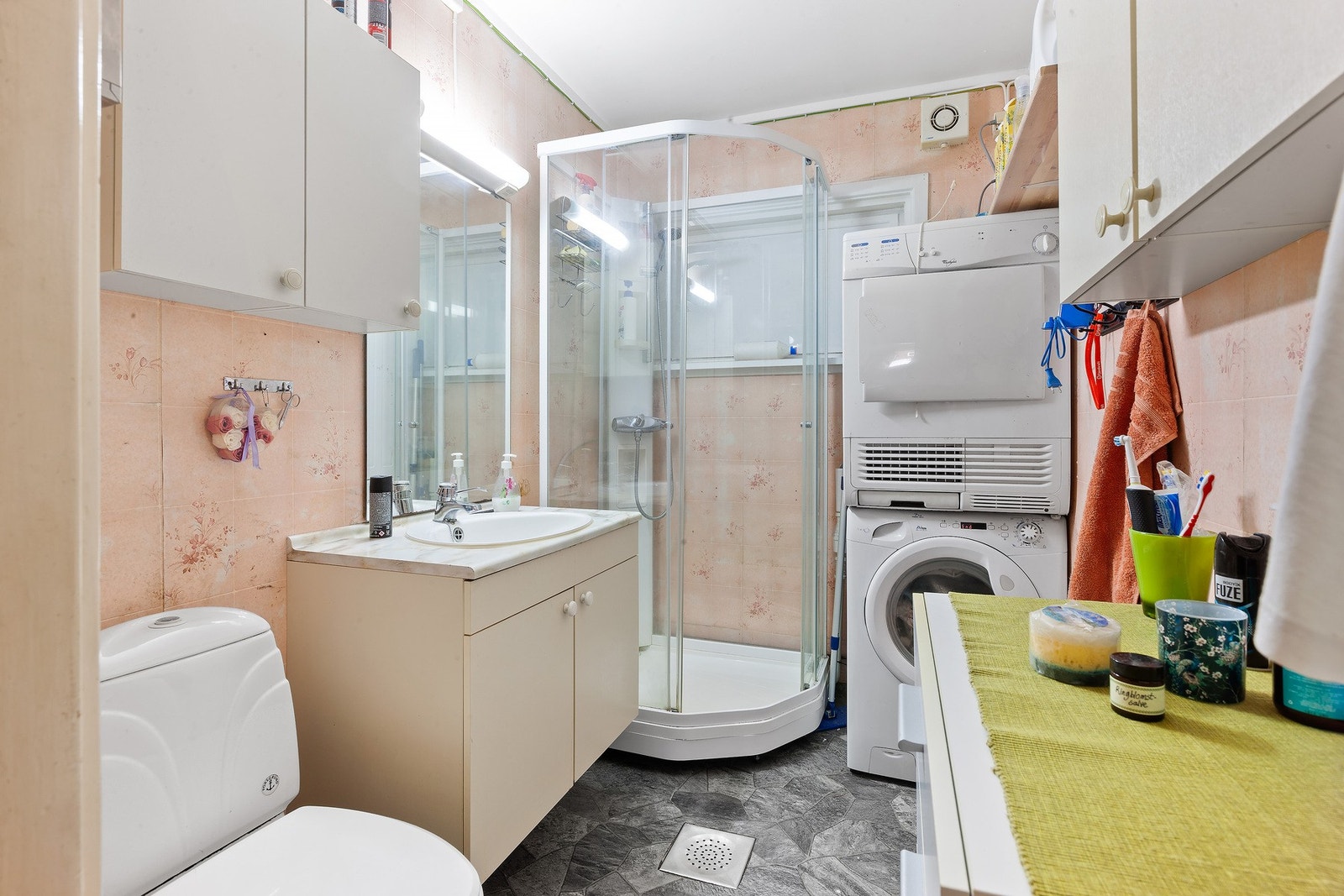 Badet har gode oppbevaringsmuligheter i innredning. Galleribilde