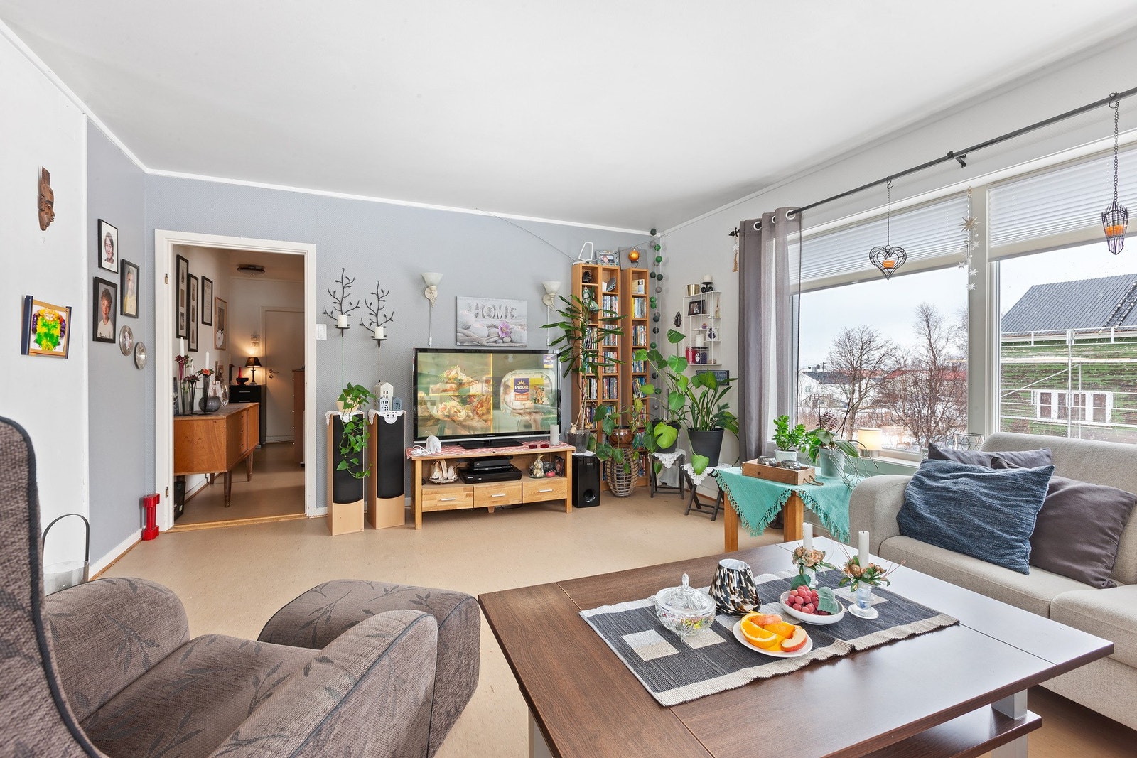 De store vindusflatene sørger for godt med naturlig lysinnslipp. Galleribilde