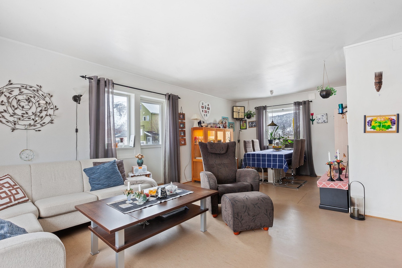 Det er gode muligheter for en naturlig soneinndeling i stuen. Galleribilde