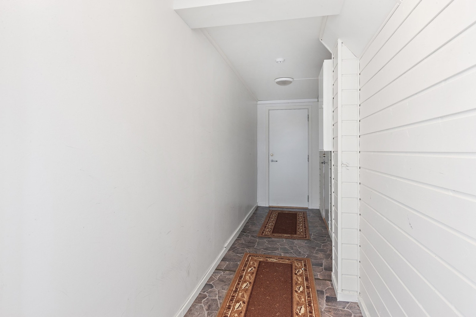 Gang inn til hybel og sokkelleilighet. Galleribilde