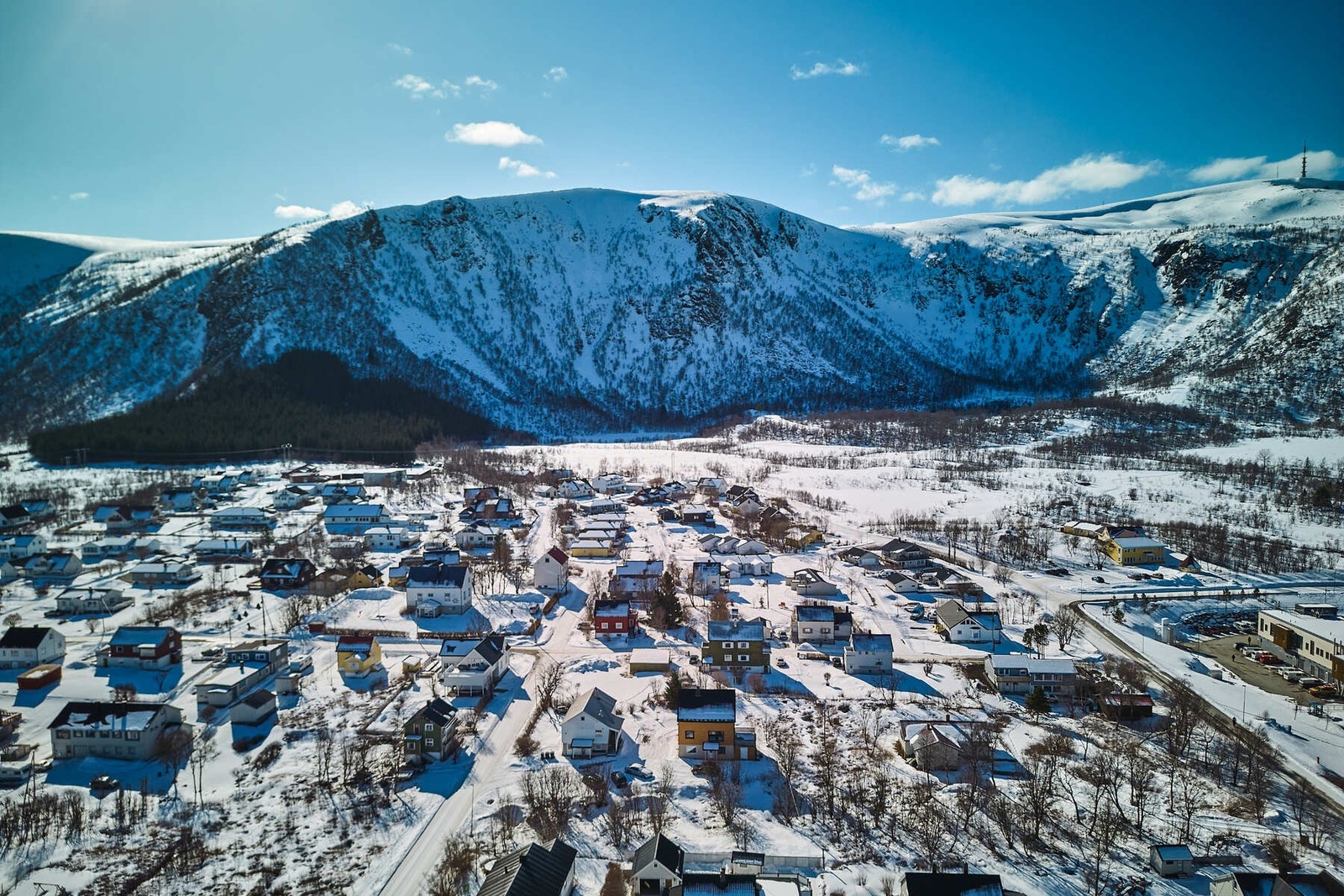 Det er kort vei til både natur og sentrale fasiliteter slik som treningssenter, apotek, Bykuben senter og ladepunkt for EL-bil. Galleribilde