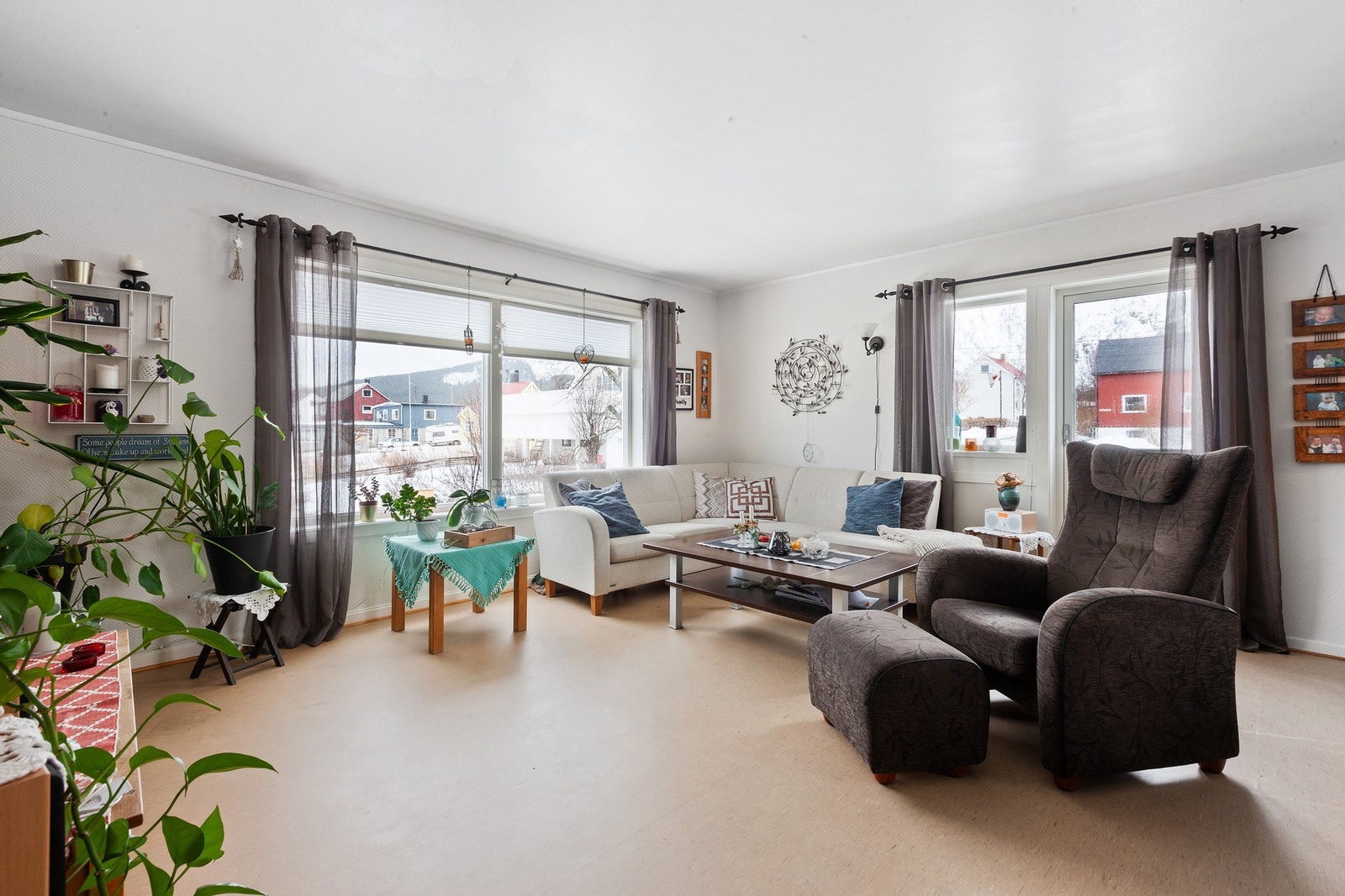 Stuen er lys og byr på gode møbleringsmuligheter. Galleribilde