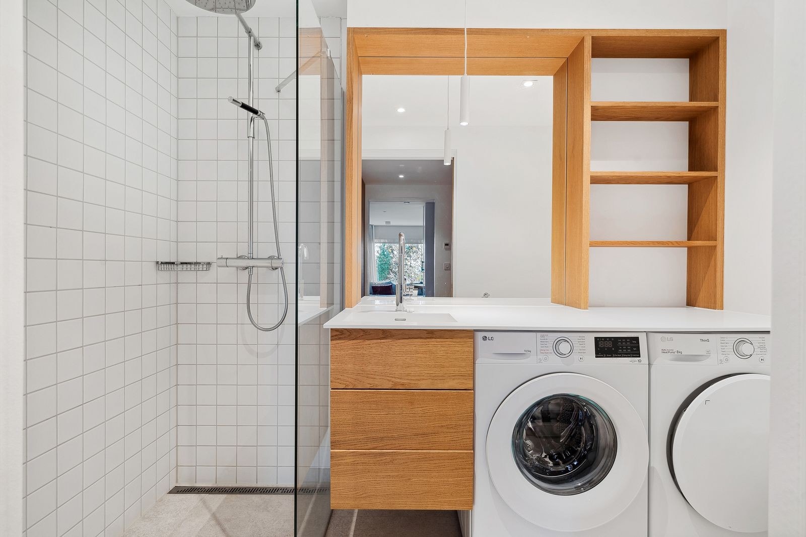 Moderne bad med både vaskemaskin og tørketrommel, samt god oppbevaring. Galleribilde