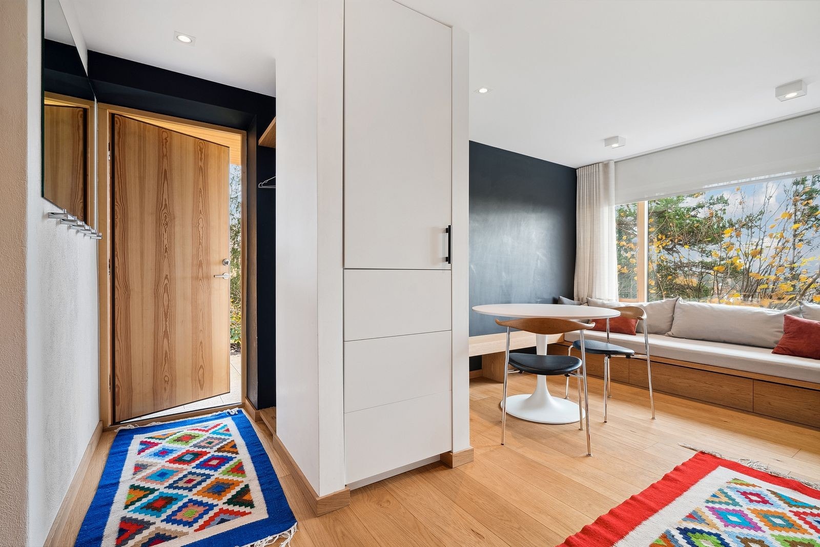 Velkommen inn i en lys og innbydende entré med praktisk garderobeløsning. Galleribilde