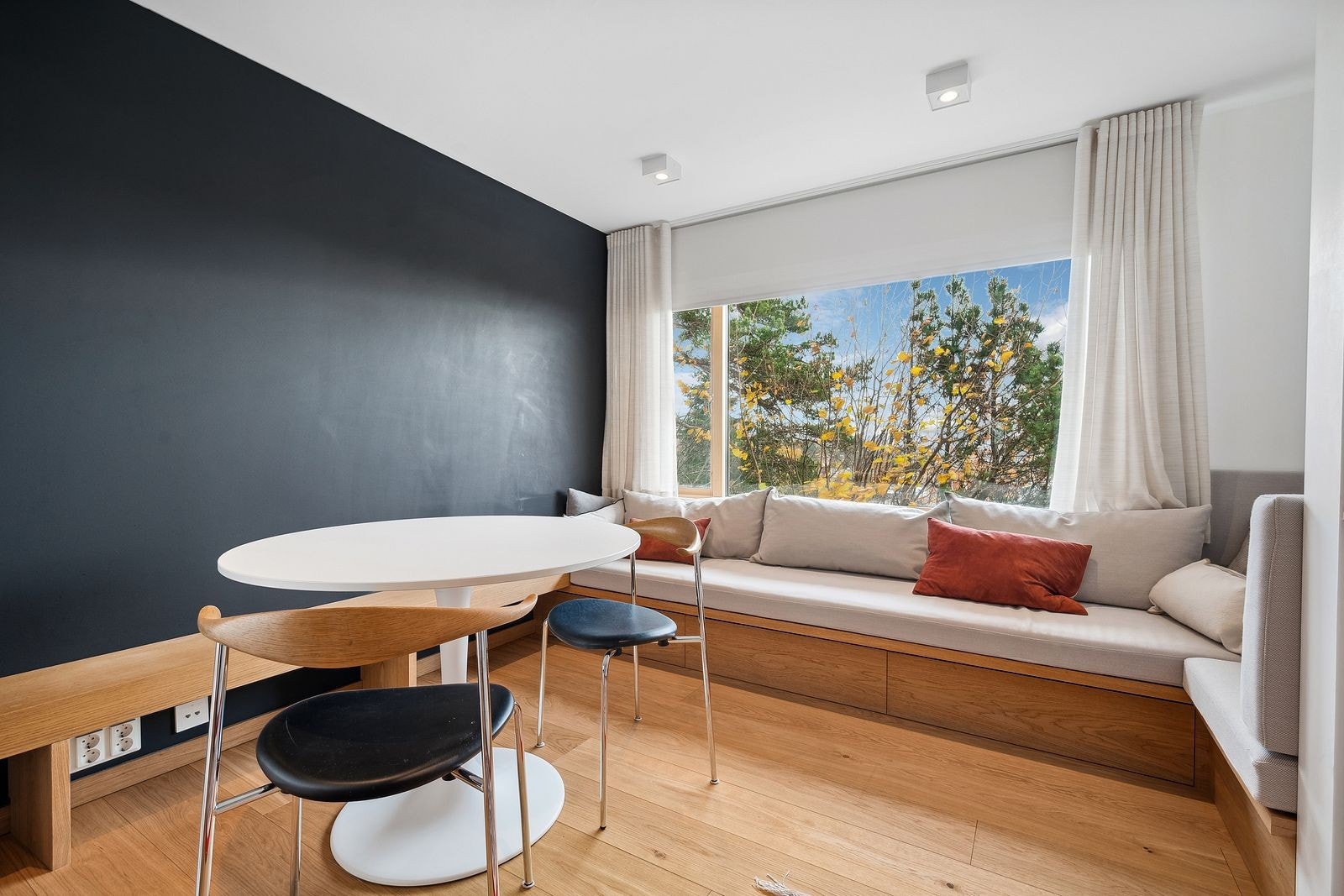 Romslig stue med store vindusflater som gir flott utsikt over byen og slipper inn naturlig lys. Galleribilde