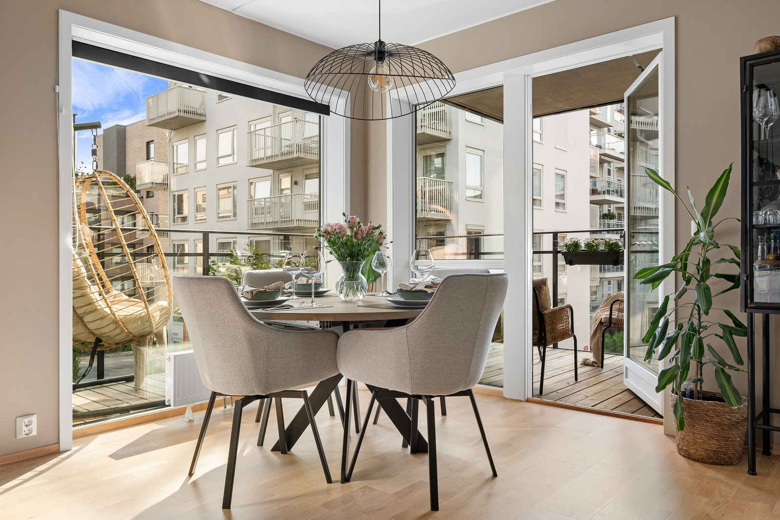 Leiligheten har to flotte balkonger - én med utgang fra stuen og én fra hovedsoverommet. Galleribilde