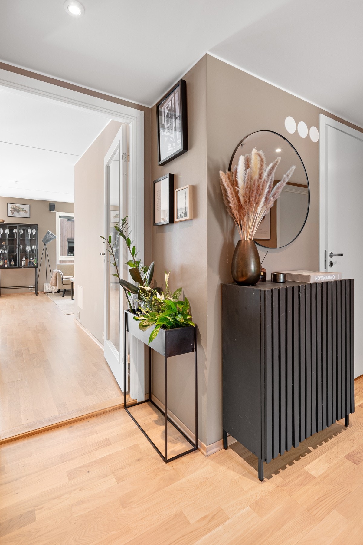 Gangen kombinerer stil og funksjonalitet på en elegant måte. Galleribilde