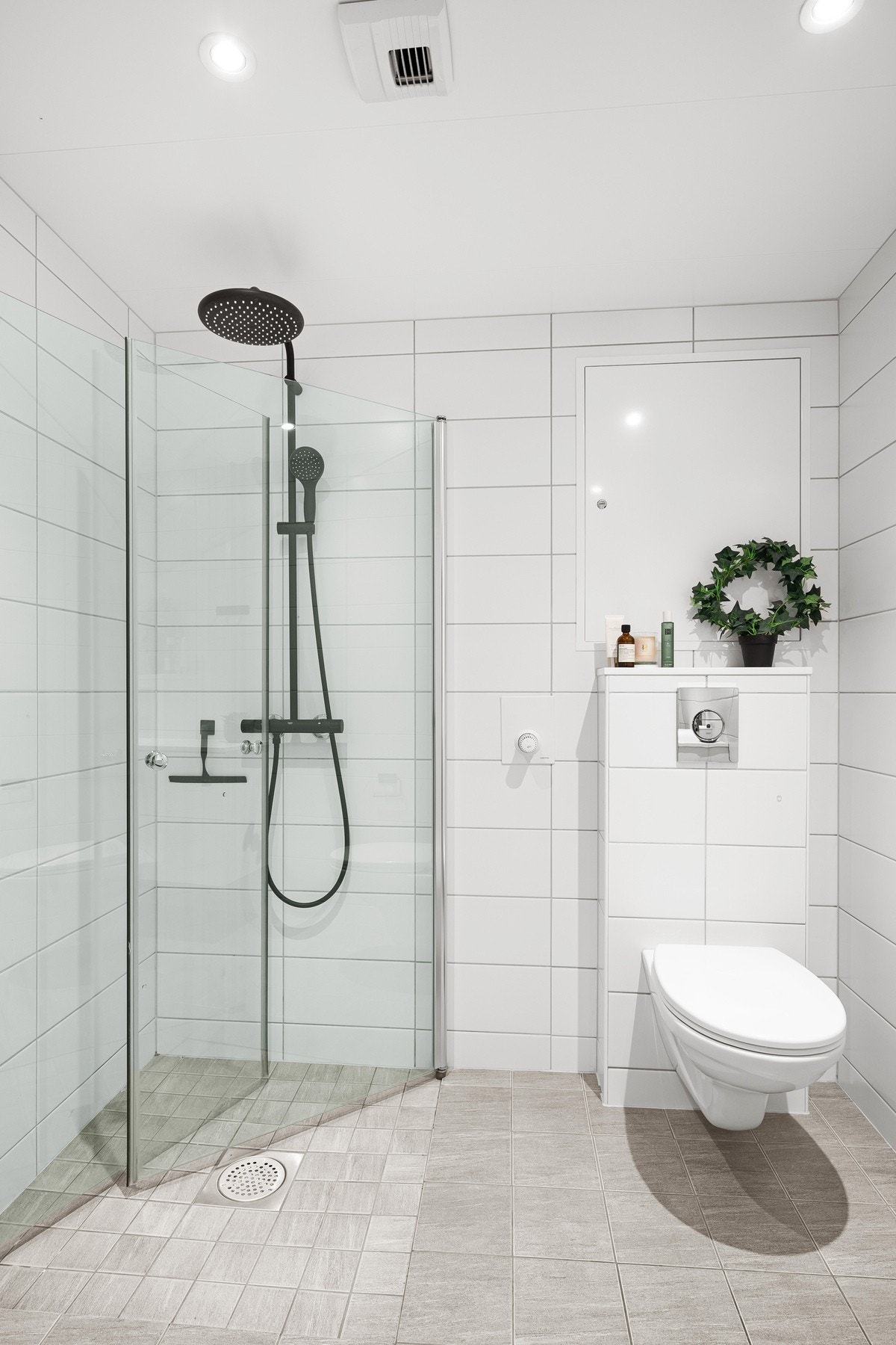 Her er det ingen behov for oppussing på lenge med moderne løsninger og tidløse materialer som sikrer langvarig kvalitet. Galleribilde