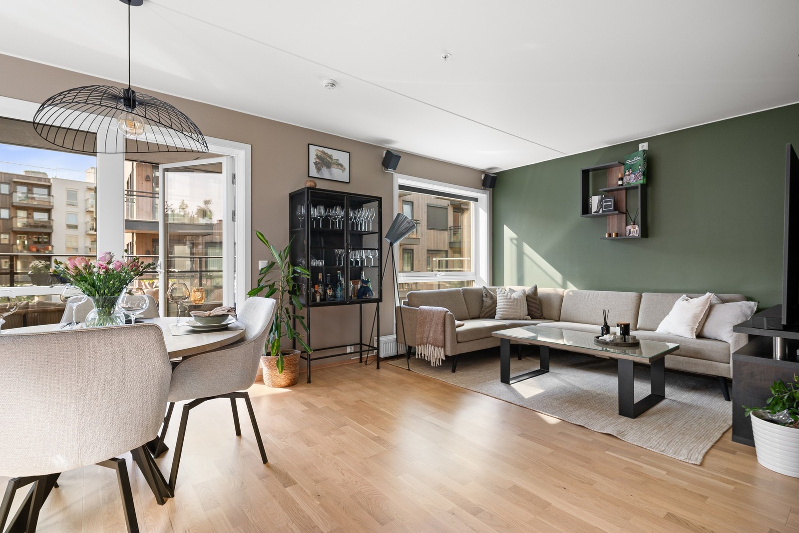 Overflatene består av parkettgulv og malte plater på vegg. Galleribilde