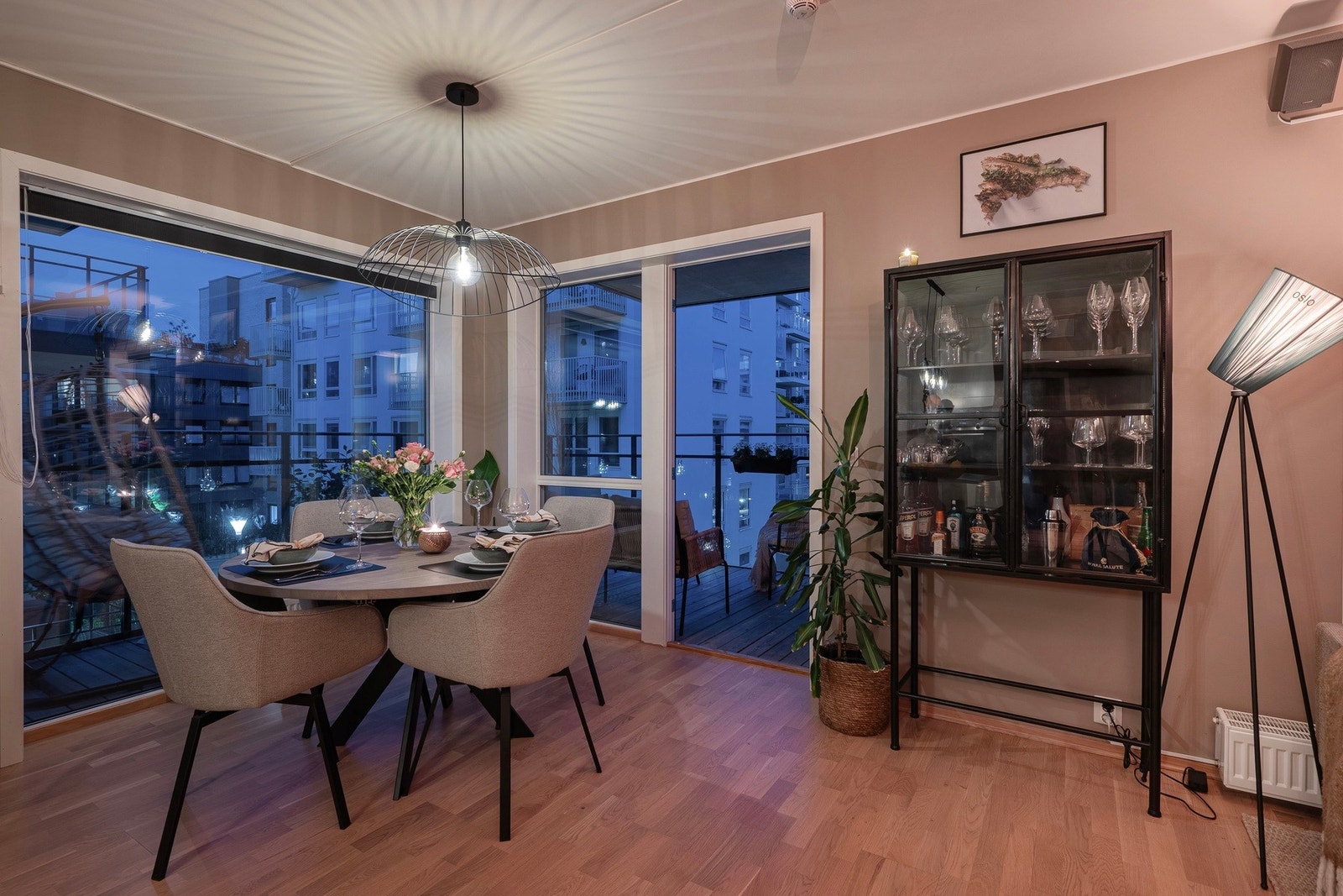 Når kvelden faller på, fylles stuen med lun stemning. Galleribilde
