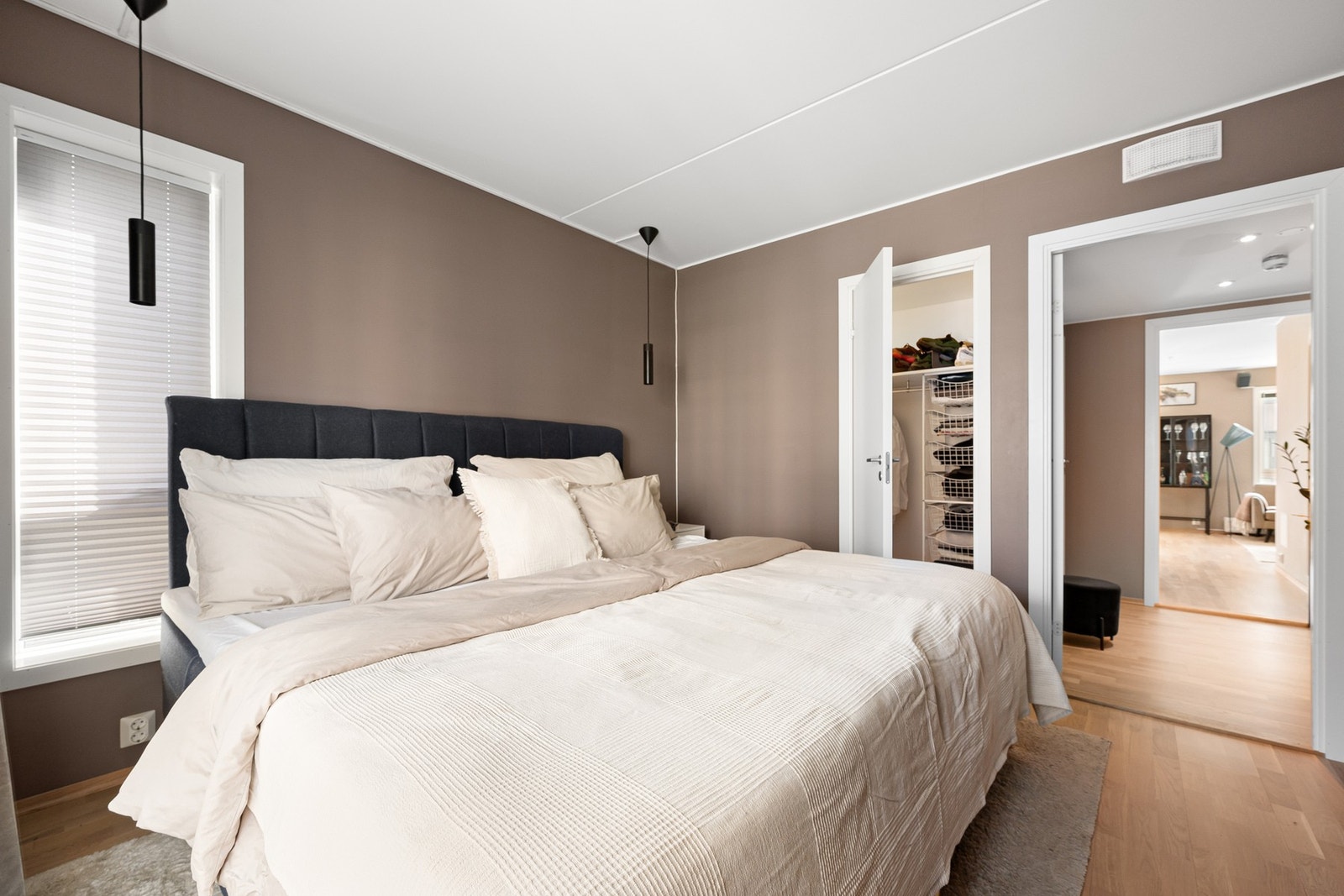 En ekstra fordel er den direkte inngangen til en praktisk walk-in closet/bod. Galleribilde