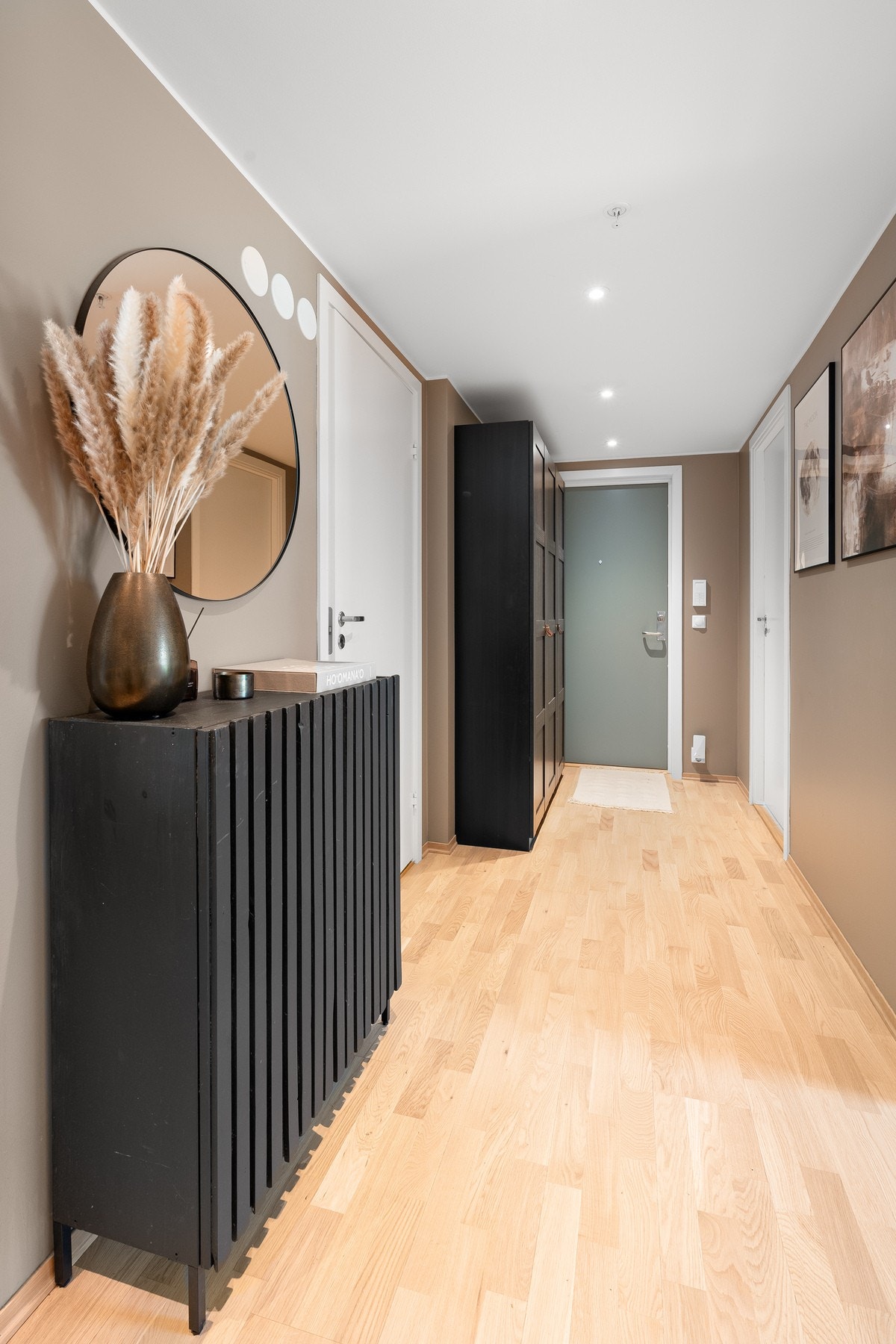 Her finnes en garderobe med god skapplass for oppbevaring av yttertøy og sko. Galleribilde