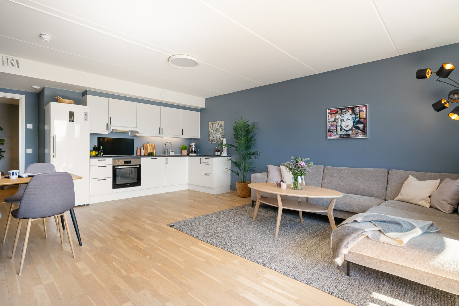 Stuen har god plass til hjørnesofa, salongbord og tilhørende møblement. Galleribilde