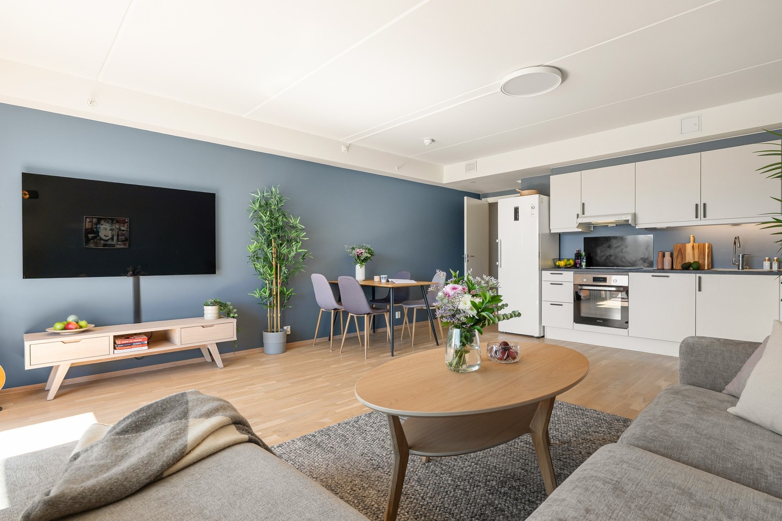 Boligen har et lekkert HTH-kjøkken fra 2019 med glatt innredning. Galleribilde