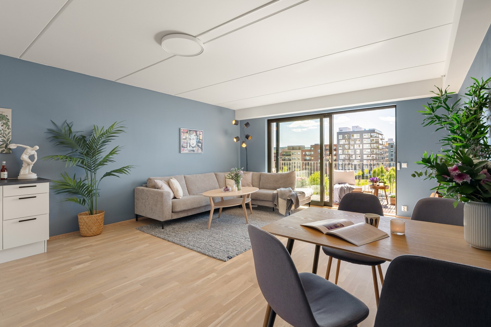 Mellom stue- og kjøkkensone er det naturlig plass for spisebord. Galleribilde