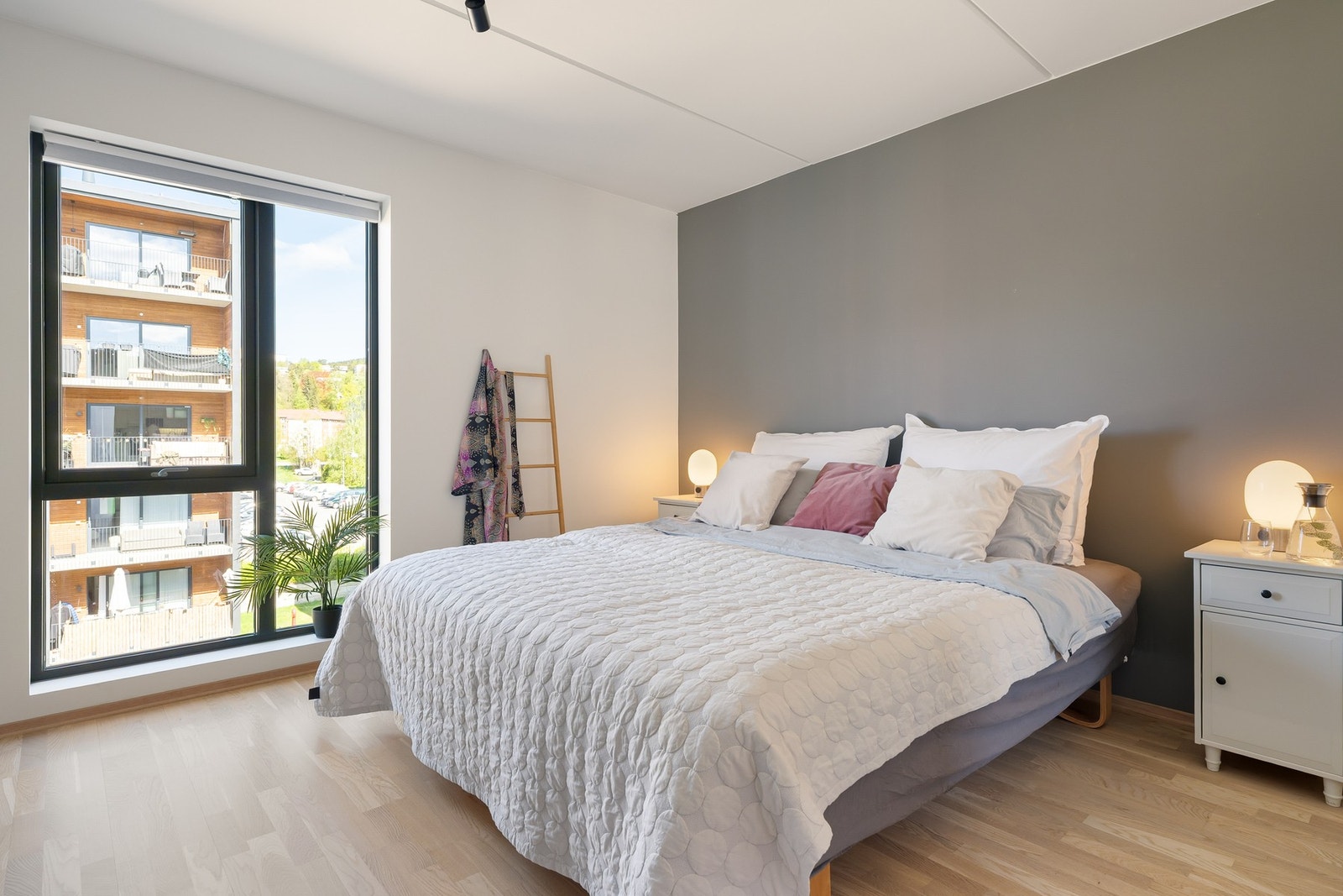 Boligen har i alt tre gode soverom med malte overflater og parkettgulv. Galleribilde