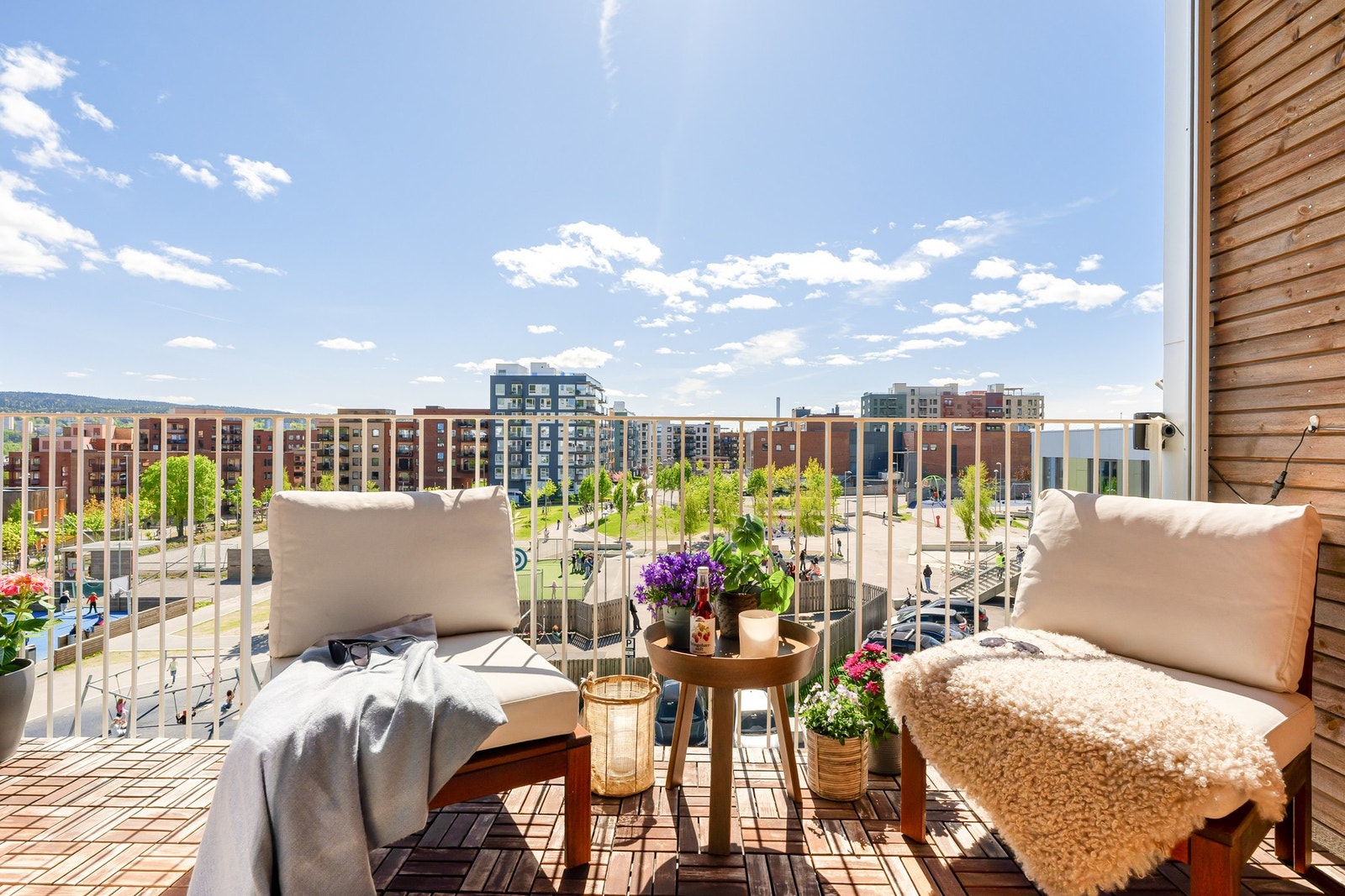 Silje Midtseim-Dammen & Mats Bremseth Moe ved EIE Løren ønsker velkommen til Lunden 39 B! Galleribilde