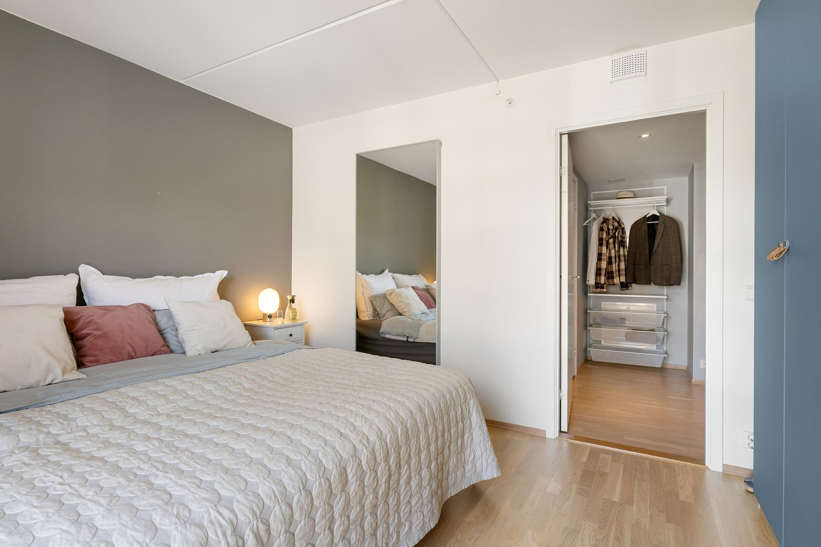 Hovedsoverommet har plass til dobbeltseng med tilhørende nattbord. Galleribilde