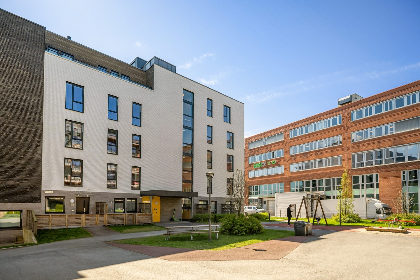 I området har man Kiwi, Meny og Rema1000 som de nærmeste dagligvarebutikkene. Galleribilde