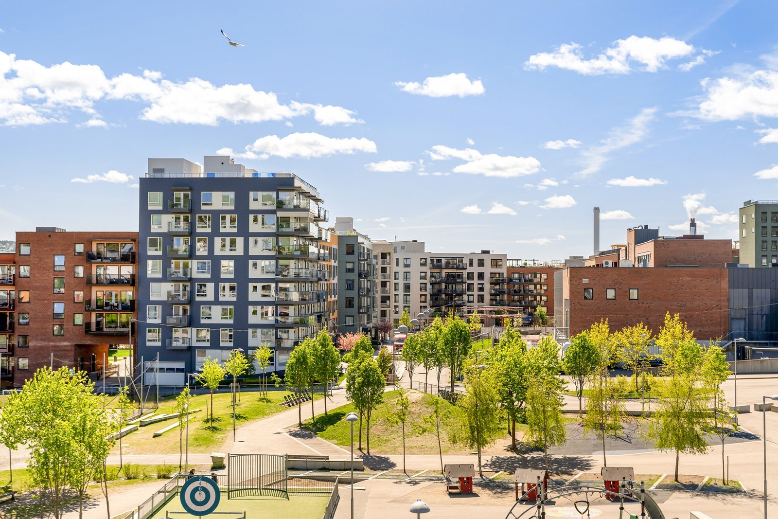 Fra balkongen har man fritt utsyn over lekeplassen til Vollebekk skole. Galleribilde