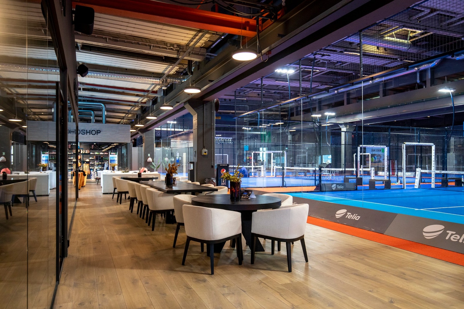 Nordic Padel - Norges råeste padel- og golfsenter på Risløkka rett ved T-banen (Østre Aker vei 60). Galleribilde