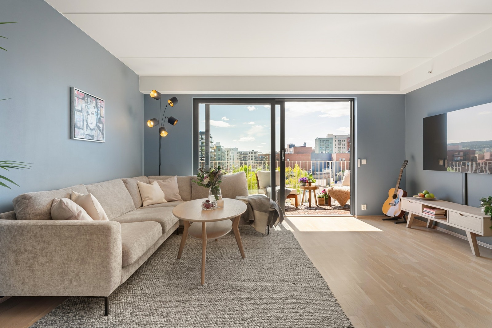 På sommerstid vil uteplassen oppleves som en ekstra stue, hvor balkongdøren for det meste vil stå åpen. Galleribilde