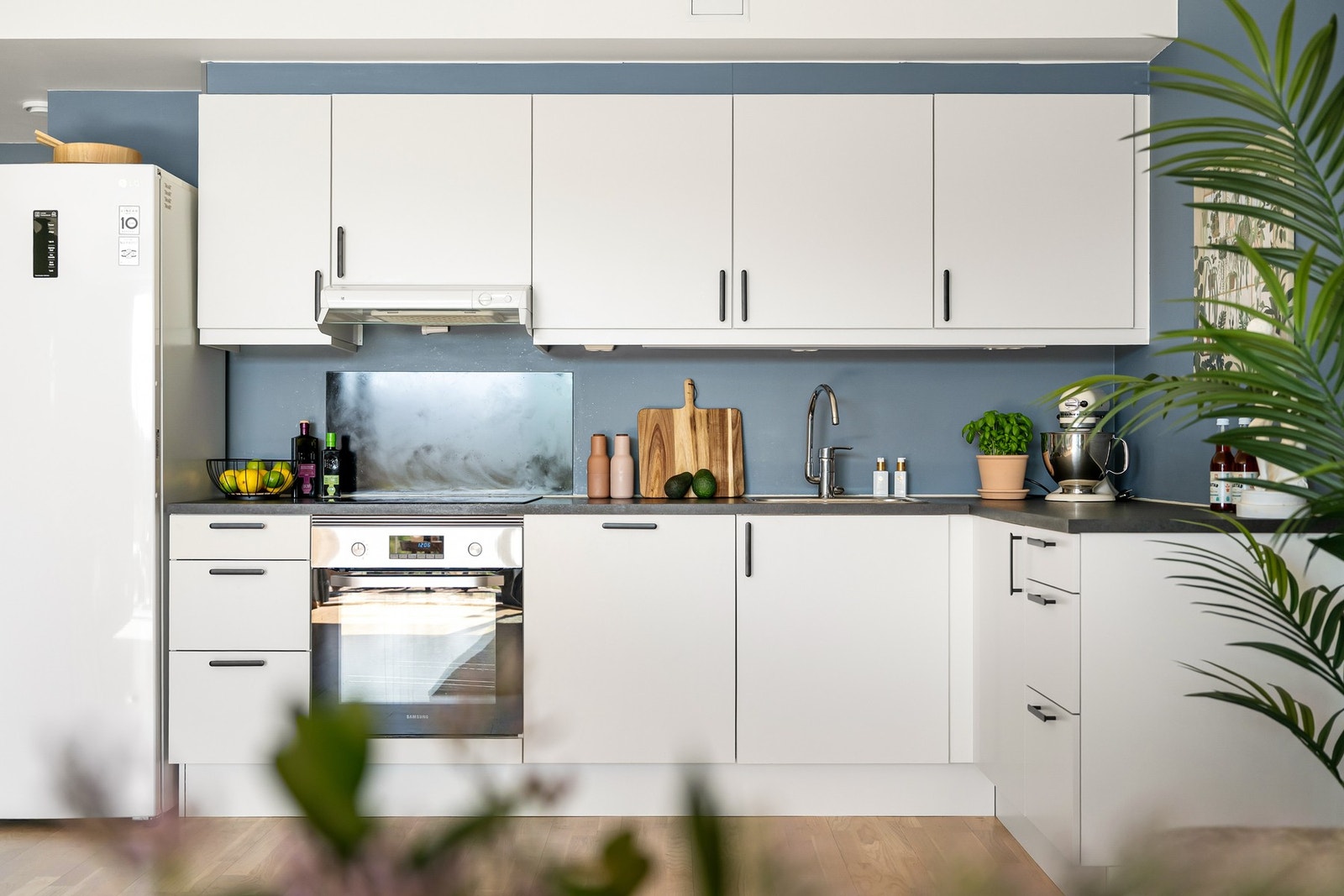 Kjøkkenet er godt utnyttet med mye skap- skuffer og benkeplass. Galleribilde