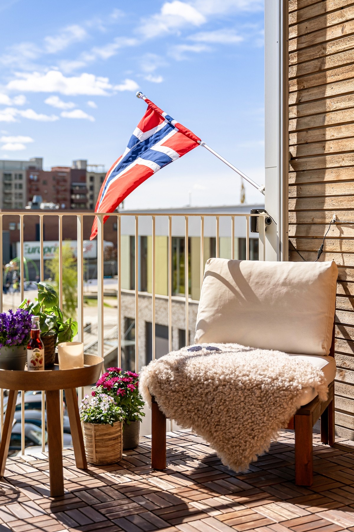 Den sydvendte plasseringen gir gode solforhold. På solfylte sommerdager dukker solen opp i 09:00-tiden og kan nytes til ca. kl.17.00 i følge selger. Galleribilde