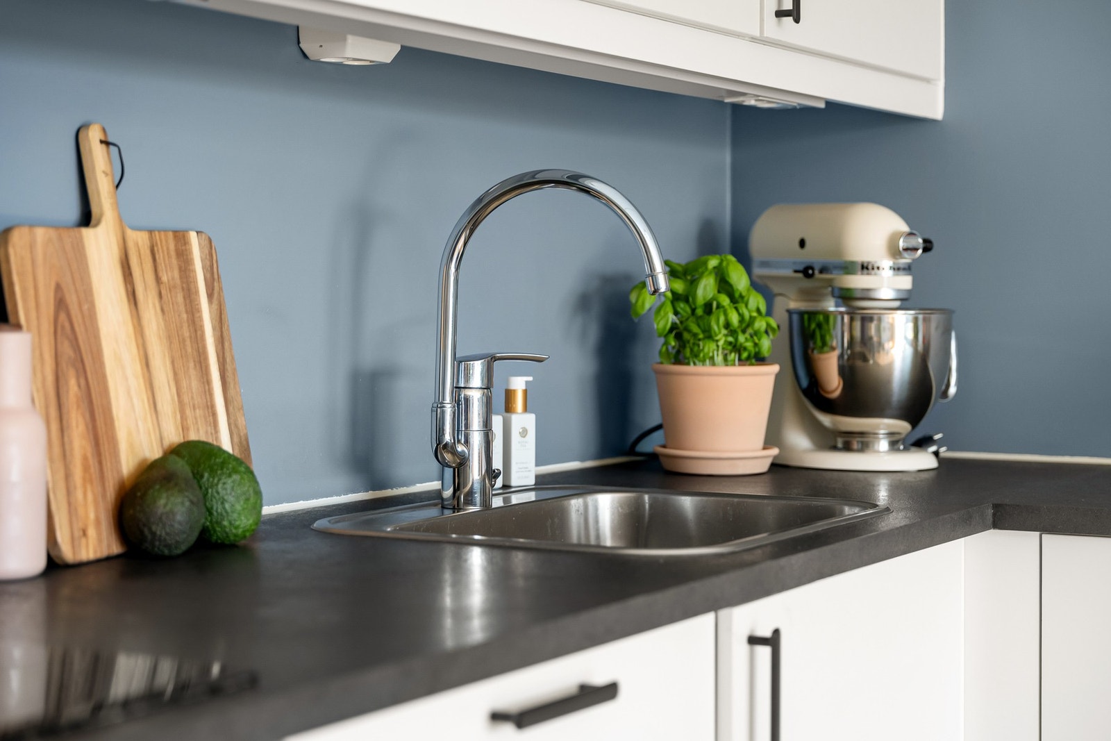 Boligen har balansert ventilasjon, noe som bidrar til et godt inneklima. Videre er det vannbåren gulvvarme i entré/gang, stue/kjøkken og bad. Galleribilde