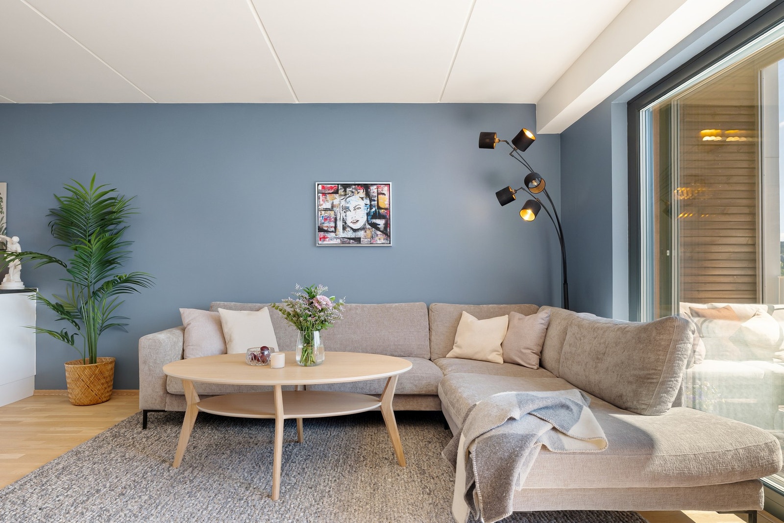 De store vindusflatene sørger for at det slipper inn rikelig med naturlig lys. Galleribilde