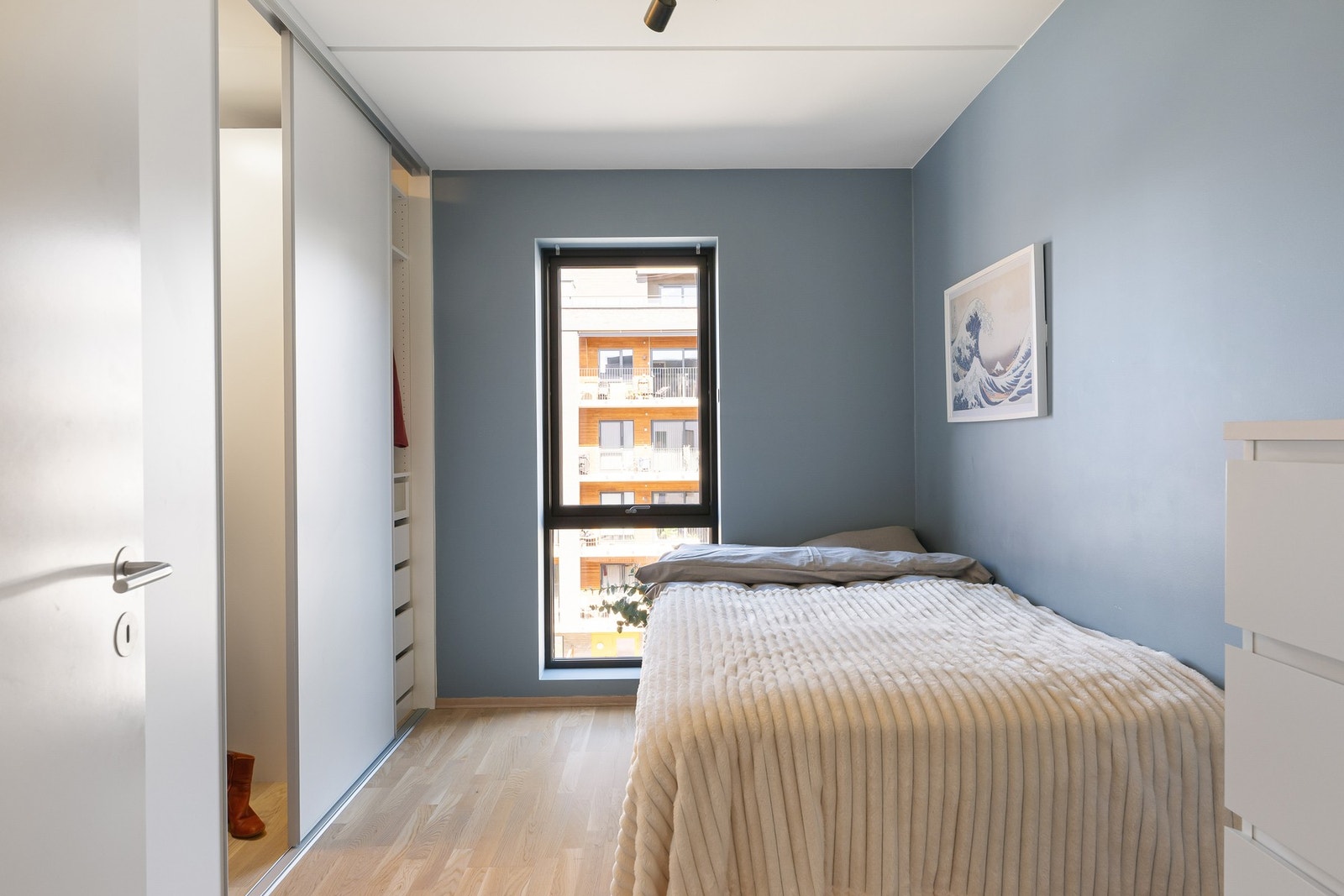 God plass til seng og oppbevaringsmøblement. Galleribilde