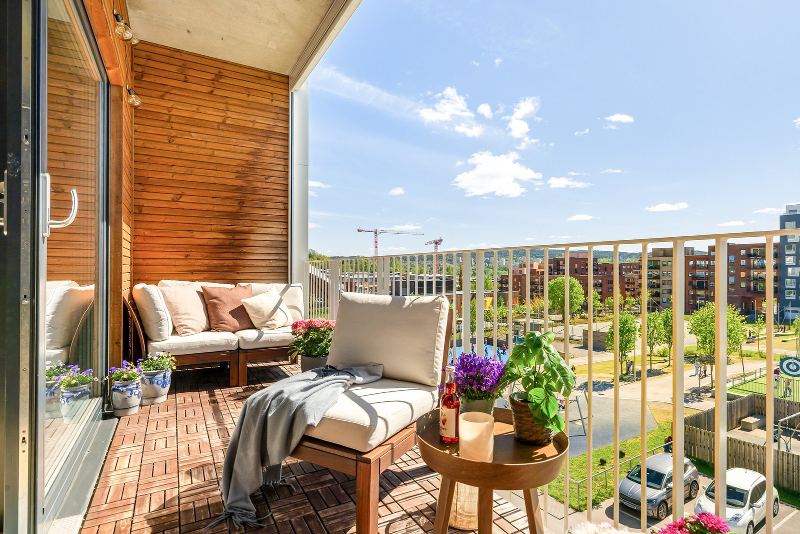 Balkongen er på 7 kvm og byr på god plass for flere møbleringssoner som loungmøblement og spisebord. Galleribilde