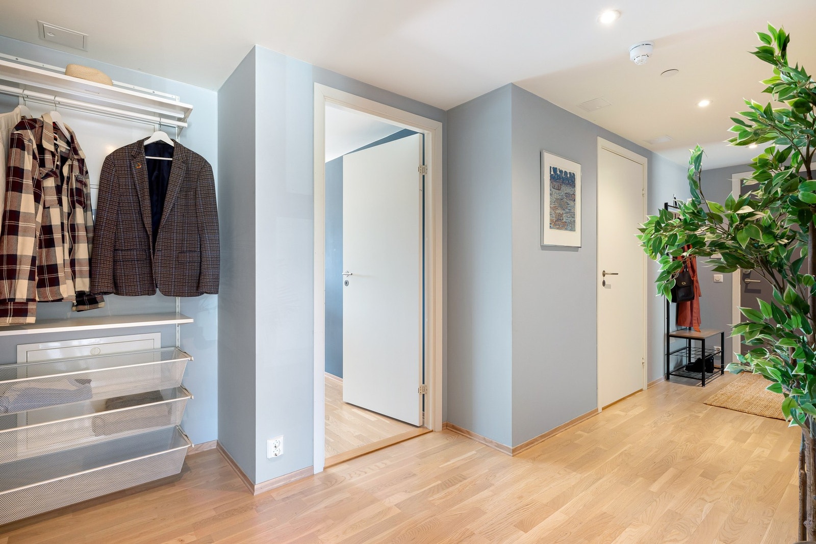 Entréen er knutepunktet i boligen med tilgang til alle rommene. Galleribilde